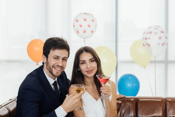 Casal Jovem Celebrando Ano Novo Juntos Bebendo Coquetel Juntos — Fotografia de Stock