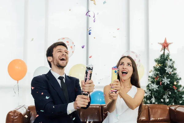 Junges Attraktives Paar Feiert Weihnachten Und Neujahr Mit Konfetti Poppern — Stockfoto