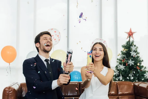 Pareja Joven Atractiva Celebrar Navidad Año Nuevo Con Poppers Confeti —  Fotos de Stock