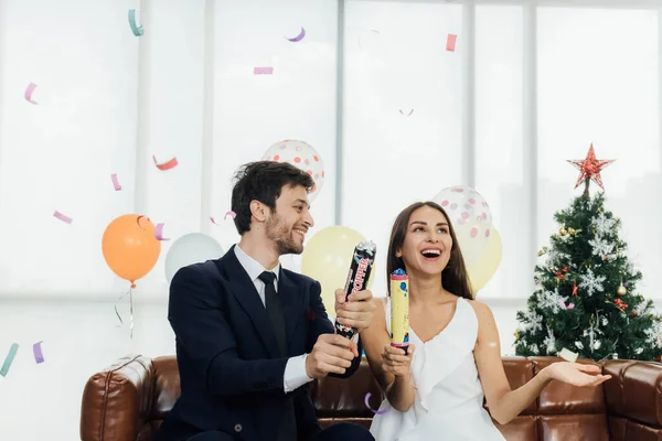 Coppia Giovane Attraente Festeggia Natale Anno Nuovo Con Poppers Coriandoli — Foto Stock