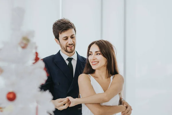 Pareja Joven Celebrando Año Nuevo Bailando Juntos —  Fotos de Stock