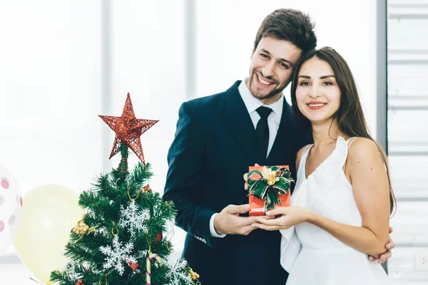 家で一緒にクリスマスツリーを飾る若いアジアのカップル 休日のコンセプト — ストック写真