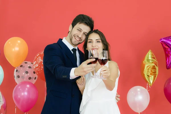 Pareja Joven Celebrando Año Nuevo Juntos — Foto de Stock