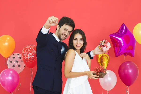 Pareja Joven Celebrando Año Nuevo Juntos —  Fotos de Stock