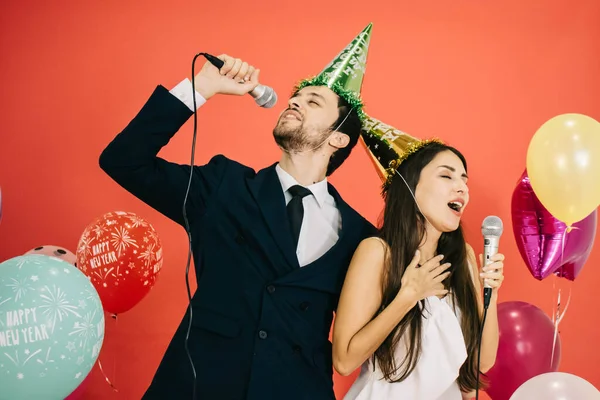 Pareja Joven Celebrando Año Nuevo Juntos Cantando Juntos Fiesta —  Fotos de Stock