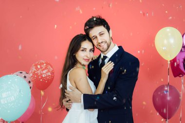 Genç çift yeni yılı birlikte kutluyor..