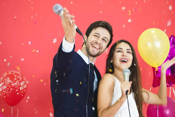 Casal Jovem Celebrando Ano Novo Juntos Cantando Juntos Festa — Fotografia de Stock