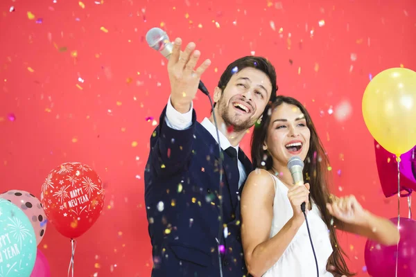 Casal Jovem Celebrando Ano Novo Juntos Cantando Juntos Festa — Fotografia de Stock