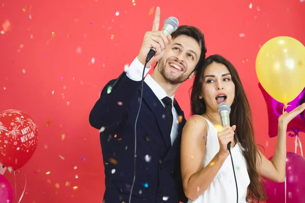 Genç Çift Yeni Yılı Birlikte Kutluyor Partide Birlikte Şarkı Söylüyorlar — Stok fotoğraf