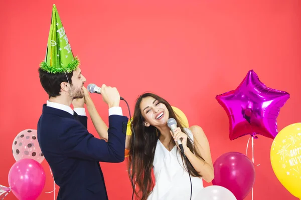 Pareja Joven Celebrando Año Nuevo Juntos Cantando Juntos Fiesta —  Fotos de Stock