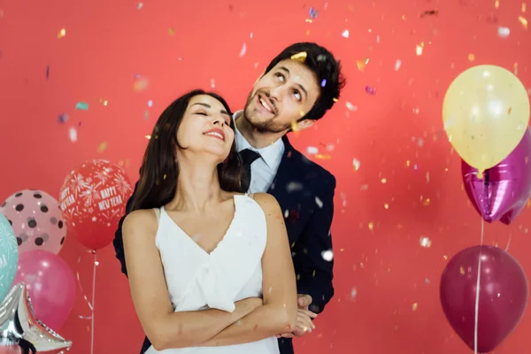 Pareja Joven Celebrando Año Nuevo Juntos —  Fotos de Stock