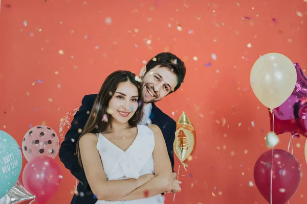 Pareja Joven Celebrando Año Nuevo Juntos —  Fotos de Stock