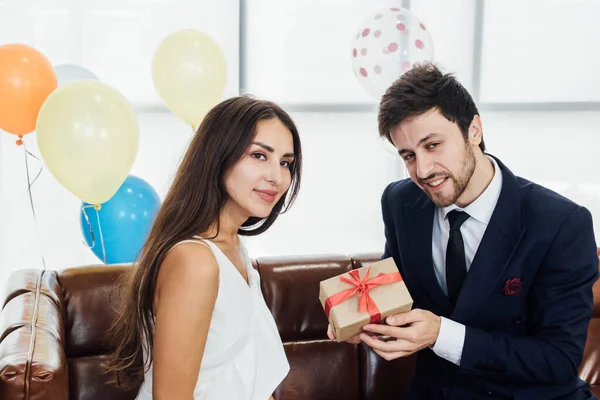 Jovem Casal Celebrando Ano Novo Juntos Namorado Presente Namorada — Fotografia de Stock