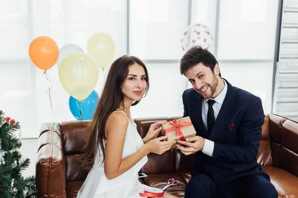 Giovane Coppia Che Festeggia Nuovo Anno Insieme Fidanzato Regalo Alla — Foto Stock