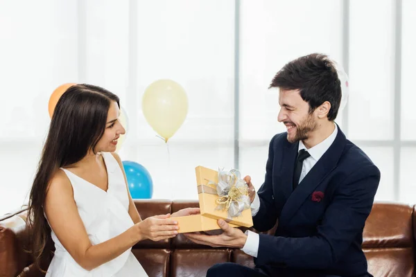 Giovane Coppia Che Festeggia Nuovo Anno Insieme Fidanzato Regalo Alla — Foto Stock