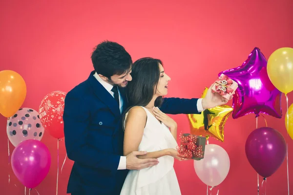 Pasangan Muda Merayakan Tahun Baru Bersama Sama Beberapa Bertukar Hadiah — Stok Foto