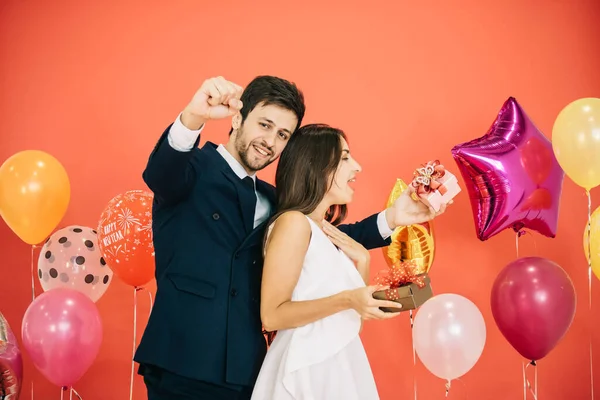 Pareja Joven Celebrando Año Nuevo Juntos Pareja Intercambia Regalos — Foto de Stock