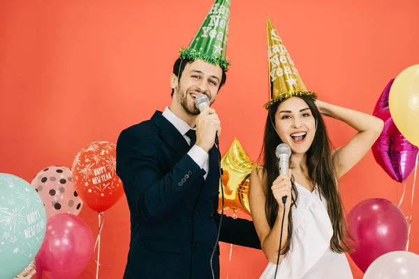 Casal Jovem Celebrando Ano Novo Juntos Cantando Juntos Festa — Fotografia de Stock