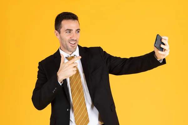 Retrato Empresário Confiante Usando Smartphone Para Tirar Selfie Fundo Amarelo — Fotografia de Stock