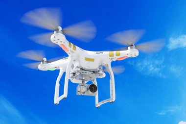 Beyaz quadrocopter dron bir video kamera ile 3d