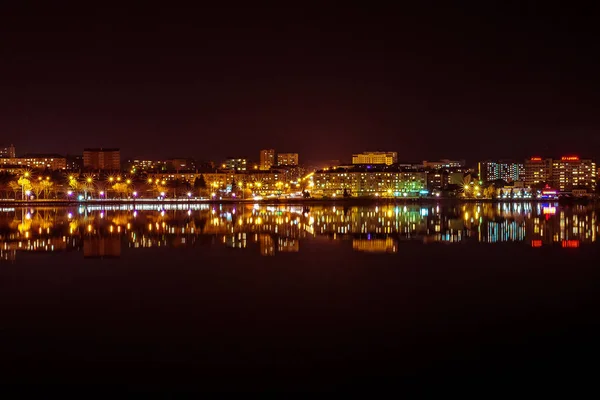 Éjszakai város tükröződik a vízben. Ukrajna, Ternopil — Stock Fotó