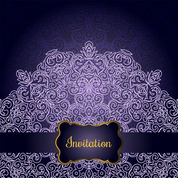 Carte d'invitation avec mandala en dentelle dans le style indien. Ornement bohème. Cercle violet royal tracé. Modèle unique pour la conception ou la toile de fond — Image vectorielle