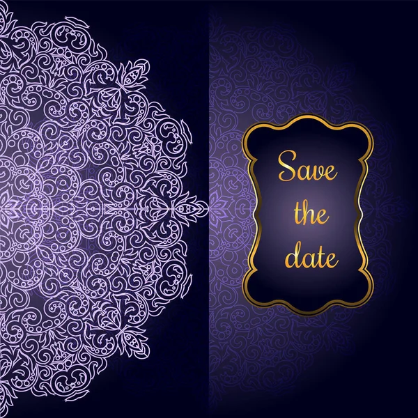 Пригласительный билет с Лейси Мандала в индийском стиле. Чешский орнамент. Королевский фиолетовый круг. Уникальный шаблон для дизайна или фона — стоковый вектор