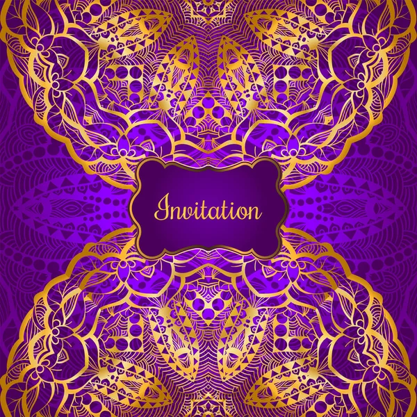 Carte d'invitation riche en or dans le style indien. Cartes Bohème avec mandalas. Violet royal et ornement. Modèle unique pour la conception ou la toile de fond — Image vectorielle