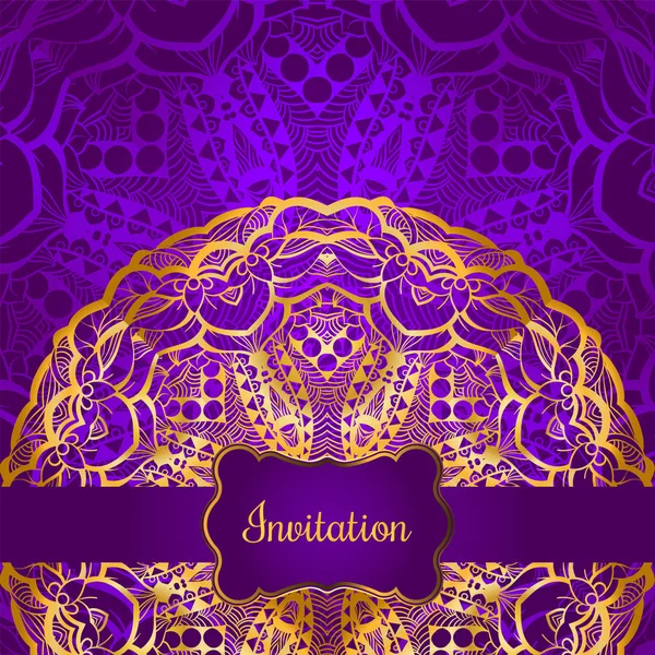 Carte d'invitation riche en or dans le style indien. Cartes Bohème avec mandalas. Violet royal et ornement. Modèle unique pour la conception ou la toile de fond — Image vectorielle