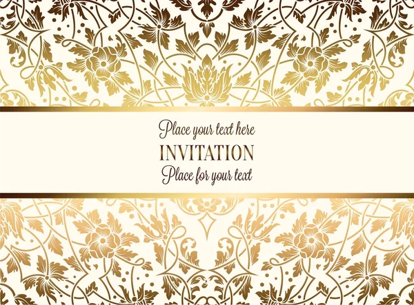 Tarjeta de invitación de boda de lujo barroco intrincado, rica decoración de oro sobre fondo beige con marco y lugar para el texto, follaje de encaje con gradiente brillante — Vector de stock