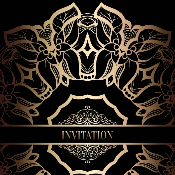 Plantilla de invitación de boda barroca vintage con fondo de damasco. Decoración de tradición para la boda. Ilustración vectorial en negro y oro — Vector de stock