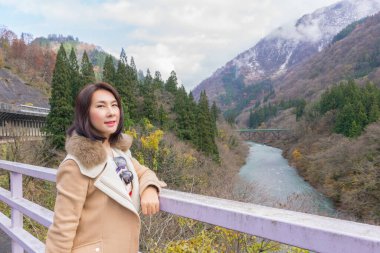 Gokayama, Japonya Doğal Kaynaklar, Kültür ve Miras ile bolluk içindedir. Çeşitli araziler onu çarpıcı kılıyor, her biri farklı bir çevreye sahip, bu bakir arazinin doğal harikası, hayran olunacak bir sürü manzarası var,