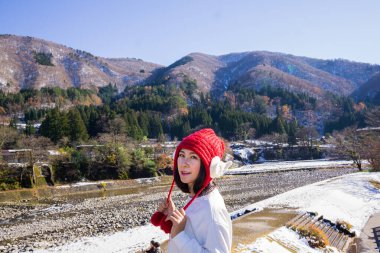 Shirakawa Köyü, 2005 yılında UNESCO 'nun dünya mirası olarak listelenmişti. Budist rahiplerin ellerine benzeyen dik sazdan çatılı bir çiftlik evi tasarlanmış ve bazıları 250' den fazla olan dağlarla çevrili bir yerdi.