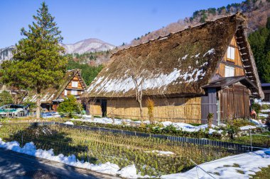 Shirakawa Köyü, 2005 yılında UNESCO 'nun dünya mirası olarak listelenmişti. Budist rahiplerin ellerine benzeyen dik sazdan çatılı bir çiftlik evi tasarlanmış ve bazıları 250' den fazla olan dağlarla çevrili bir yerdi.