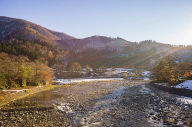 Shirakawa Köyü, 2005 yılında UNESCO 'nun dünya mirası olarak listelenmişti. Budist rahiplerin ellerine benzeyen dik sazdan çatılı bir çiftlik evi tasarlanmış ve bazıları 250' den fazla olan dağlarla çevrili bir yerdi.
