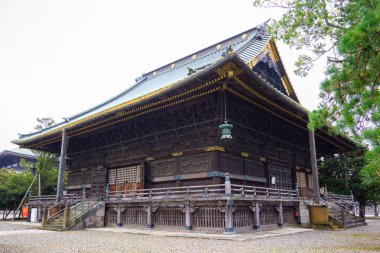 Naritasan Shinshoji Tapınağı Narita şehrindeki Naritasan Parkı 'na bağlıydı, Narita şehrinde 940 yılında inşa edilen büyük ve çok popüler bir Budist tapınağı kompleksi. Her dönemeçte manzaranın ihtişamı mimarinin kusursuz bir karışımını sunar.