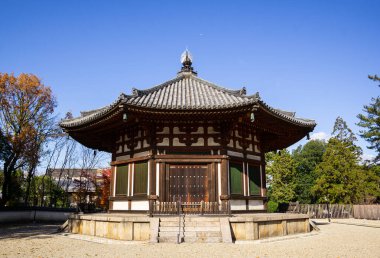 Kofukuji Tapınağı Nara 669 yılında güçlü Fujiwara ailesi tarafından kuruldu, 50 metre yüksekliğindeki Ulusal Hazine Müzesi olarak bilinen ve paha biçilemez, Budist ve heykellerden oluşan güzel koleksiyonlara ev sahipliği yapan pagoda. Bu ortaçağın avantajı.