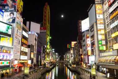 Nambe Osaka 'nın en popüler turizm merkezlerinden biridir, popüler bir alışveriş, eğlence ve gıda merkezidir. Modern estetik tasarım çağına sahip başarılı metropol, bu dalgın Osaka gezisi, sizi suya davet ediyor.
