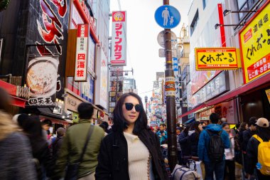 Nambe Osaka 'nın en popüler turizm merkezlerinden biridir, popüler bir alışveriş, eğlence ve gıda merkezidir. Modern estetik tasarım çağına sahip başarılı metropol, bu dalgın Osaka gezisi, sizi suya davet ediyor.
