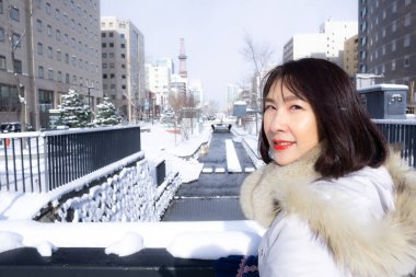 Suzukino, Tokyo 'nun kuzeyinde Japonya' nın en büyük eğlence bölgesidir, mağazalar, barlar, restoranlar, karaoke dükkanları, pachinko salonları ve kırmızı ışık işletmeleri ile doludur..