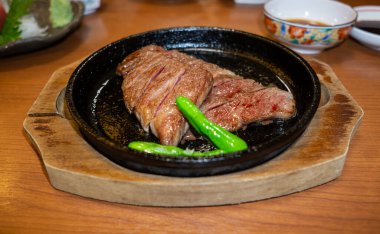 Sığır etinin en kaliteli çeşitlerinden biri olarak bilinen Hida bifteği her standardı karşılar ve en yüksek kalitede mermer, ışıltı, renk, doku ve kokuya sahiptir. Ye, bir ülkeyi tecrübe etmek için harika bir yol..