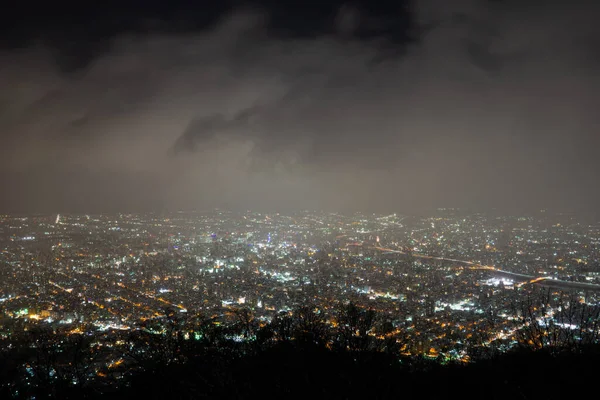 Moiwa Dağı zirvesinde gözlem güvertesinde muhteşem manzaralar sunan popüler bir manzara mekanıdır. Ayağının altındaki muhteşem şehir manzarası, gece manzarası tıpkı yerdeki yıldız gibi nefes kesiciydi..