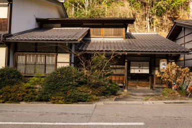 Takayama, Japonya-08 Aralık 2019: Kazeya Hotel, Japonya 'nın geleneksel bir mimarisidir.