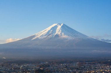 Fuji Dağı, Fujiyama ya da Fujisan olarak da bilinir, Japonya 'nın en yüksek dağı aktif bir volkandır. Doğal ihtişamı takdir etmek için bir sürü manzarayla çevrili bir alanı yönetiyor. Buraya ne kadar sık gelirsen gel her zaman bir şeyler oluyor.