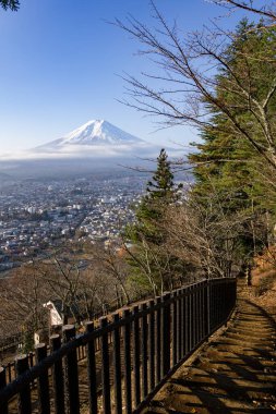 Fuji Dağı, Fujiyama ya da Fujisan olarak da bilinir, Japonya 'nın en yüksek dağı aktif bir volkandır. Doğal ihtişamı takdir etmek için bir sürü manzarayla çevrili bir alanı yönetiyor. Buraya ne kadar sık gelirsen gel her zaman bir şeyler oluyor.