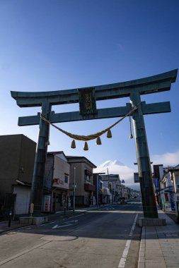 Fuji Dağı, Fujiyama ya da Fujisan olarak da bilinir, Japonya 'nın en yüksek dağı aktif bir volkandır. Doğal ihtişamı takdir etmek için bir sürü manzarayla çevrili bir alanı yönetiyor. Buraya ne kadar sık gelirsen gel her zaman bir şeyler oluyor.