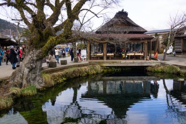 Oshino, Japonya- 09Dec2019: Hakkai veya Sekiz Deniz, Oshino Hakkai 'deki sekiz su birikintisi anlamına gelir. Ziyaretçiler soğuk suyu doğrudan kaynağından içebilirler..