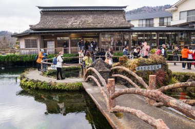 Oshino, Japonya- 09Dec2019: Hakkai veya Sekiz Deniz, Oshino Hakkai 'deki sekiz su birikintisi anlamına gelir. Ziyaretçiler soğuk suyu doğrudan kaynağından içebilirler..