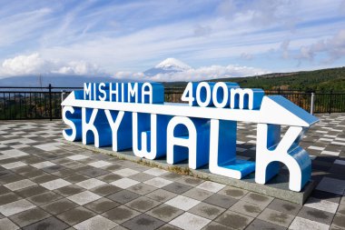 Mishima Skywalk, Mt. Dağın manzarasını görebileceğiniz güzel bir yer. Dev bir asma köprüden Fuji. Toplam uzunluğu 400 metre olan köprü, Japonya 'nın en uzun yaya asma köprüsü. Sabahları ya da akşamları ziyaret etmeniz tavsiye edilir.
