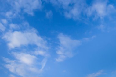 Mavi gökyüzünün arka planında güzel beyaz bulutlar. Tasarım için odaklanmış resim.